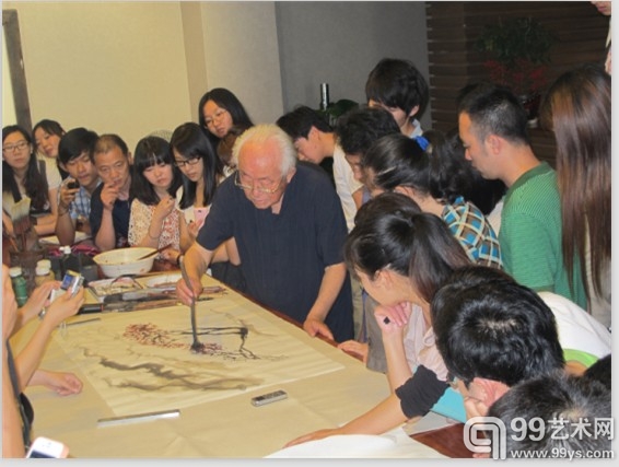 周韶华在讲座之余给学生作示范