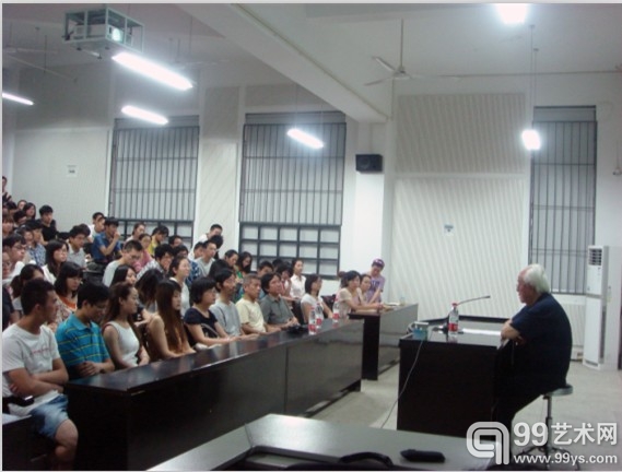 周韶华在为湖北美术学院师生讲座。