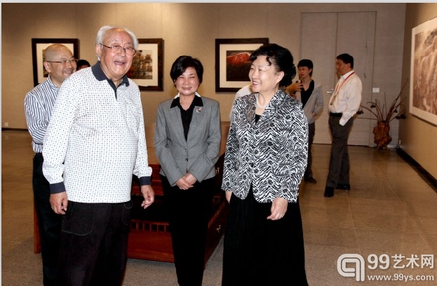 赵少华部长与周韶华亲切交谈