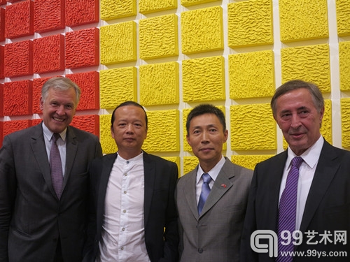 （左起.)奥地利外交部欧洲文化总司长马丁•埃希廷格(Martin Eichtinger)博士、李克辛参赞，王小松、奥地利艺术典藏基金主席尤瑟夫•舒茨(Josef Schuetz)