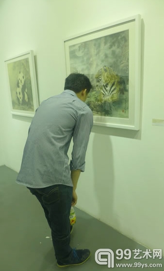 观众近距离欣赏画作
