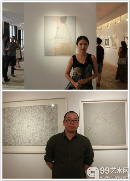 上图为艺术家徐华翎在作品前；下图为艺术家郝世明在作品前