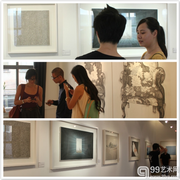 观众在现场作品前交流