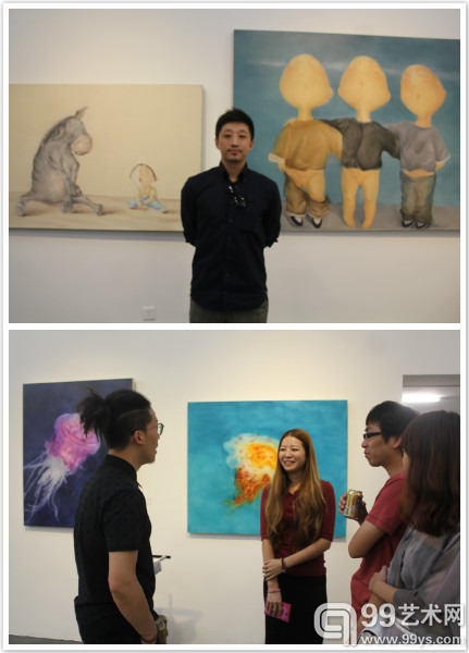 上图为艺术家吴琼在其作品前；下图为艺术家在现场进行交流