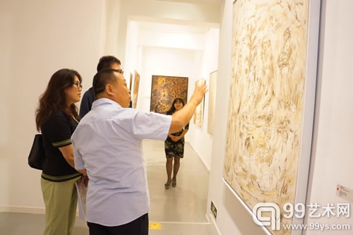 艺术家与友人聊作品