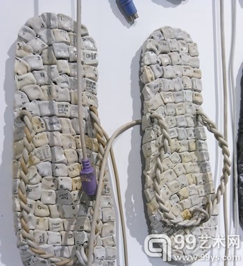 键盘按钮做的鞋子极具特色