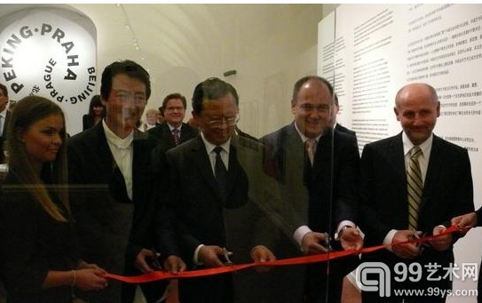 于庆泰大使、巴尔温部长、比尔凯会长和策展人程昕东为展览揭幕剪彩
