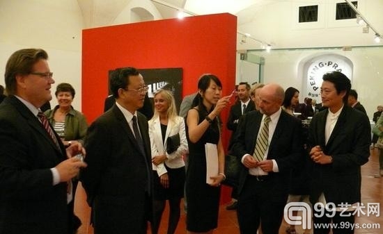 策展人程昕东为于庆泰大使、巴尔温部长和什克罗马赫副议长讲解作品