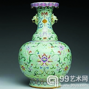清乾隆 　　豆青地粉彩花卉纹瑞兽耳瓶