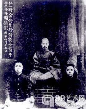一九一八年丰子恺的老师李叔同出家为弘一法师。四月中旬弘一入山修梵前师徒三人合影留念。左为李叔同的学生刘质平，右为丰子恺。
