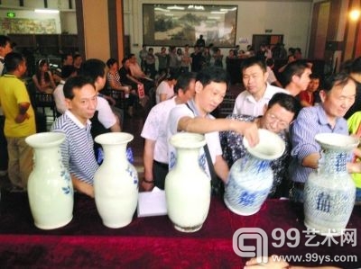 香港路文物监管品市场举办无底价拍卖，引起藏友关注