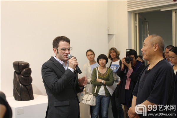 尤伦斯馆长田霏宇与艺术家王克平做媒体导览