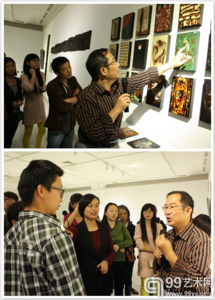 本届漆艺三年展策展人之一陈勤群在展场为参观观众讲解漆艺作品并回答观众提问