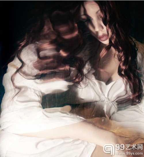 梦幻自画像：玻璃与光影的艺术