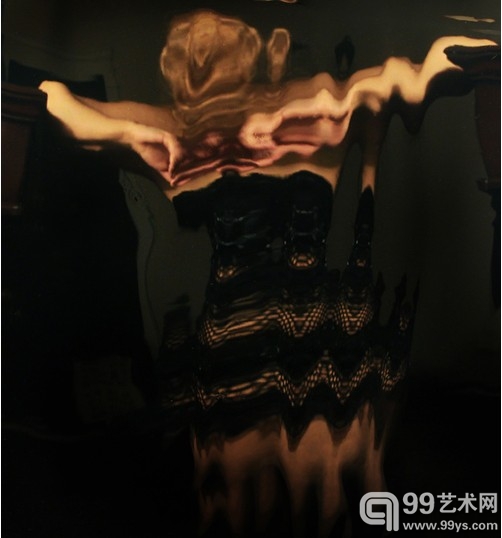 梦幻自画像：玻璃与光影的艺术