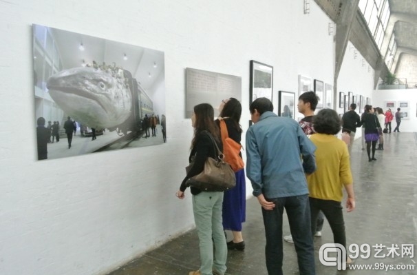 展览现场，观众正在欣赏作品