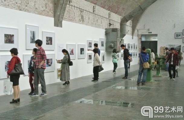 展览现场，观众正在欣赏作品