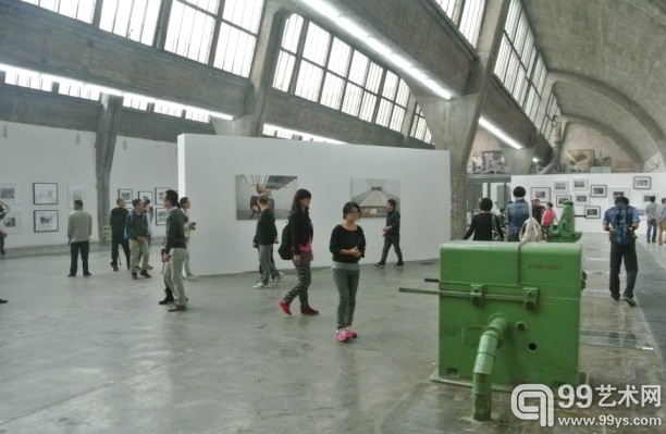 展览现场，观众正在欣赏作品