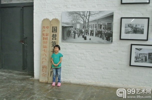观众在展览现场拍照留念