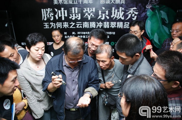 于明教授为现场藏友鉴赏玉器