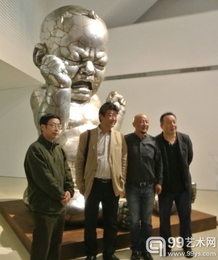 著名艺术评论家殷双喜（左一）、董书兵（右二）