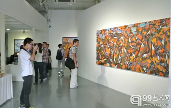 王克举油画展“柿子红了”展览现场