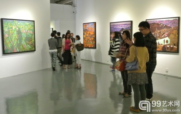 展览现场，观众正在交流观画心得。