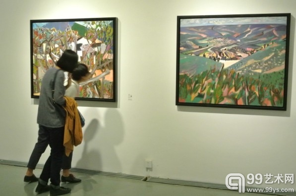 展览现场，观众正在欣赏作品。