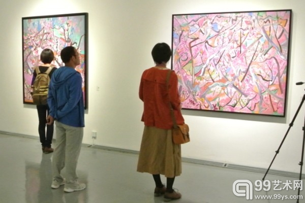 展览现场，观众正在欣赏作品