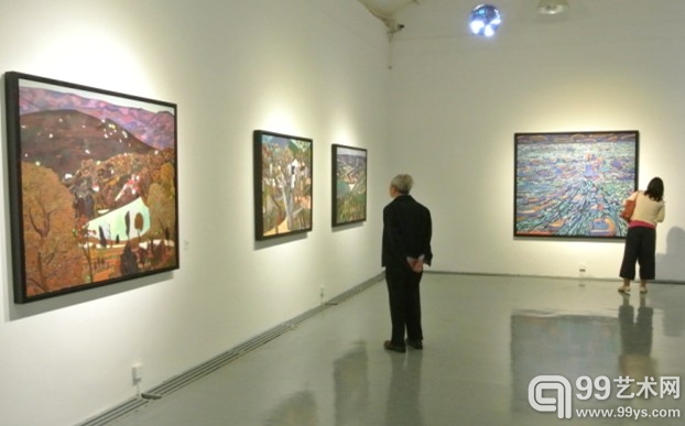展览现场，观众正在欣赏作品