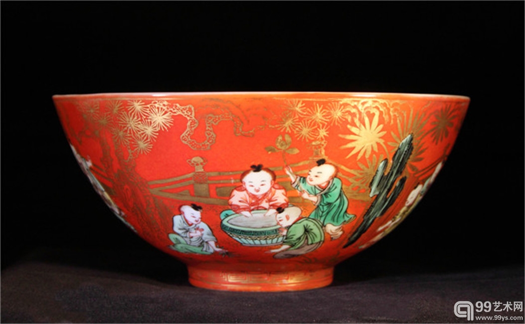 五彩婴戏图大碗 (清朝康熙时期, 约1662 -1722年), 珊瑚红描金, 吉庆堂, 香港