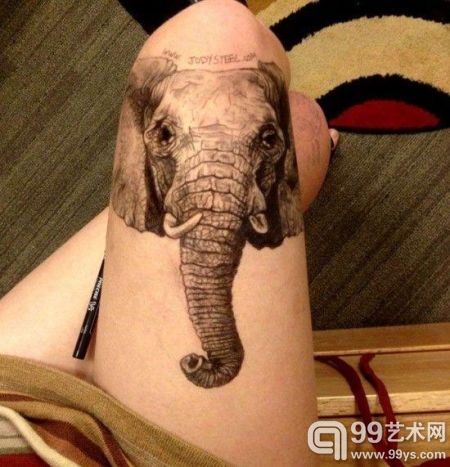 美国“天才画家”斯蒂尔在大腿上作画 爆红网络