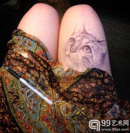 美国“天才画家”斯蒂尔在大腿上作画 爆红网络