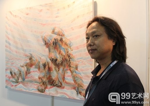 郭凯军在新星星艺术节自己作品前