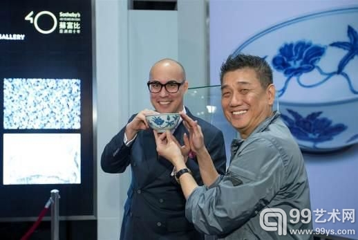 明成化青花缠枝秋葵纹宫盌 古董商翟健民先生以1亿4,124万港元投得