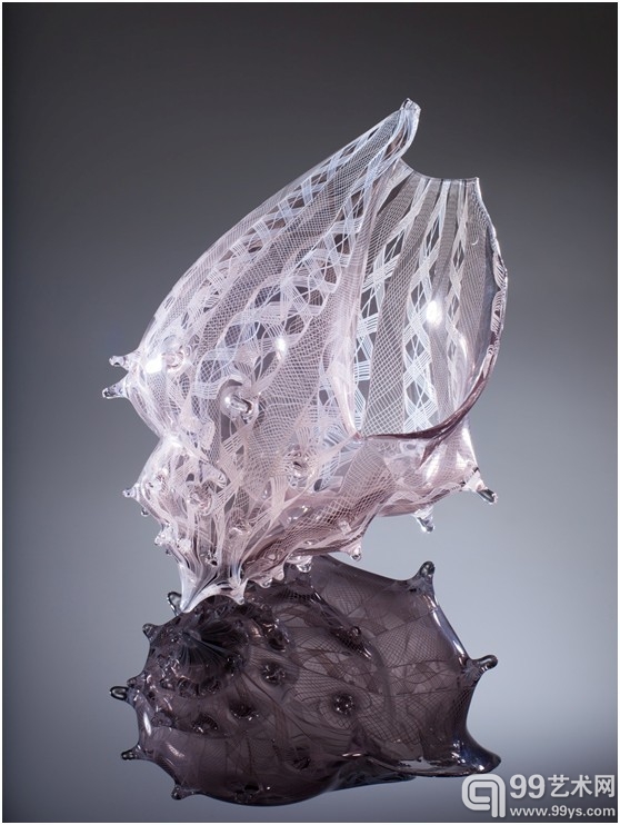设计师：Treg Silkwood  作品名称：Smoky Grey Latticino Conch灰色的海螺