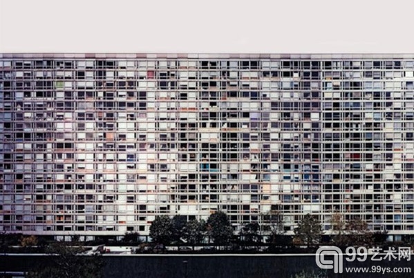安德烈亚斯•古尔斯基（Andreas Gursky）史诗般的都市全景照片《巴黎蒙帕纳斯》