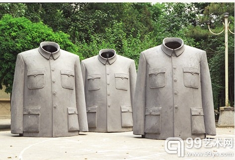 隋建国《衣钵》玻璃钢、喷漆  高 240㎝×160㎝×130cm 1997年