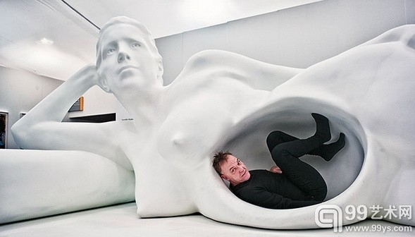 The Guardian的艺术评论家Adrian Searle蜷缩在Jennifer Rubell’s Portrait of the Artist (2013)之中 at Stephen Friedman
