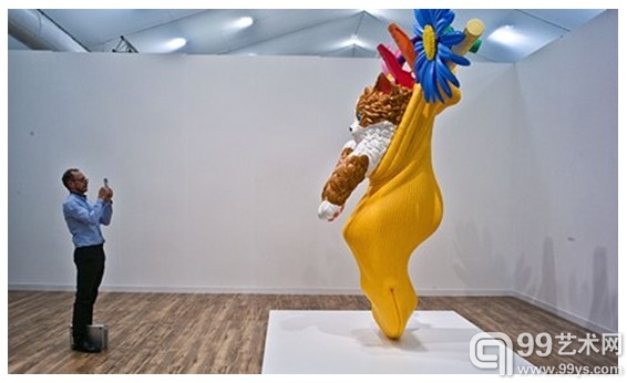 2013弗雷兹艺术博览会（Frieze Art Fair）变小，但业内人士说这对那些每年十月都会涌入伦敦观看当代前沿作品的国际玩家来说不那么重要。