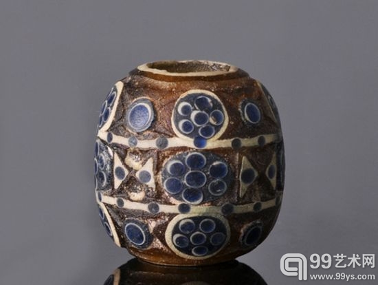 上海玻璃博物馆举办的“古玻璃系列展——战国蜻蜓眼珠饰”中展出的战国蜻蜓眼