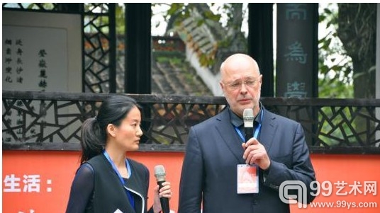 美国古根海姆美术馆荣休馆长Thomas Krens在论坛上发表演讲。　