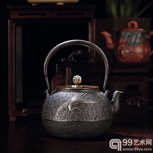 龙文堂造 精工金银镶嵌大鹤高飞老铁壶 福建东南2013秋拍