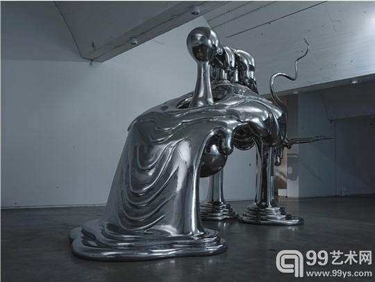 陈文令，猛犸复活，600×920×282cm，2012 户外,可考虑沙滩
