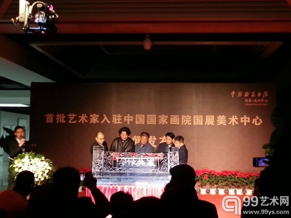 嘉宾为启动仪式注墨