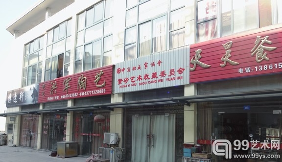 图为宜兴市丁蜀镇紫砂市场。