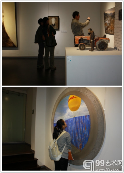 观众在仔细观看展览作品