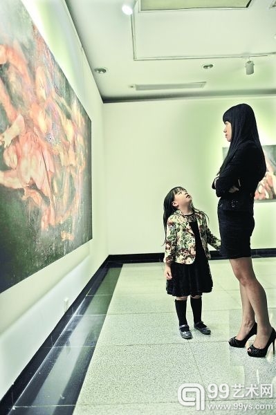 在罗伯塔·可妮的《神曲·但丁的地狱》系列作品前，一女孩问母亲画的意思。