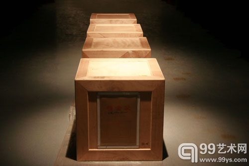 下图：《包装/作品》在拍卖双年展现场