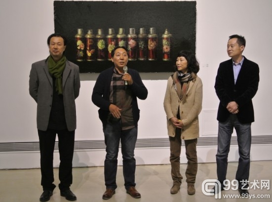 展览开幕式 艺术家王天昊正在发言